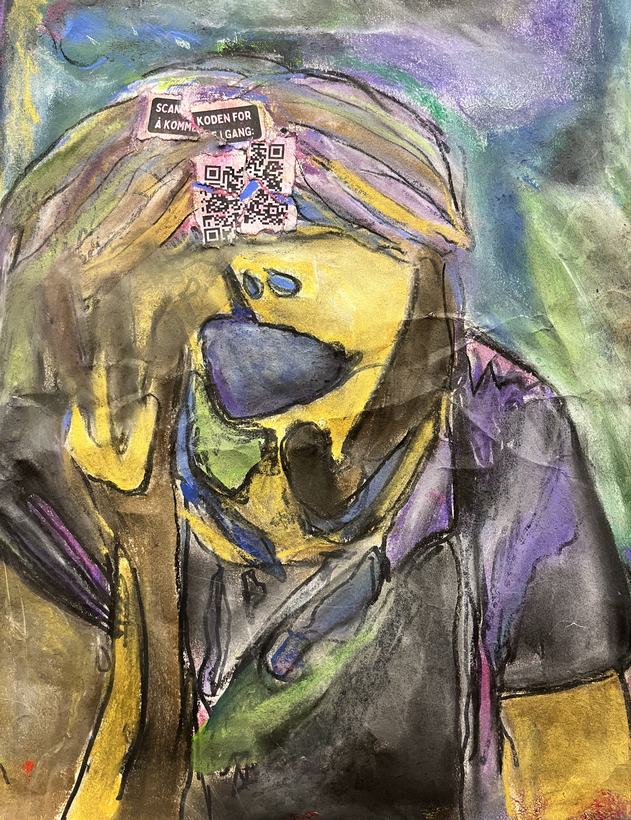 Maleri: en figur i gult, fiolett og svart som holder hånden over ansiktet, med en klistret QR-kode i pannen.